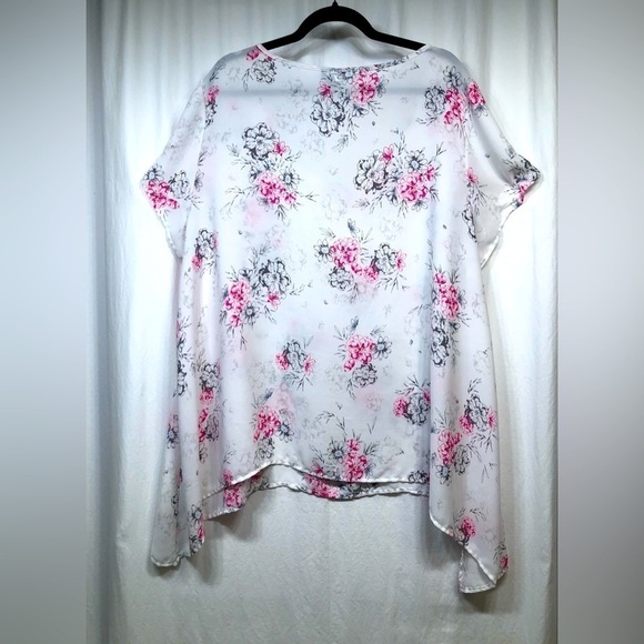 Torrid White Floral Top Blouse Short Sleeve Shirt Asymetrical Hem Size 3X - Picture 4 of 16